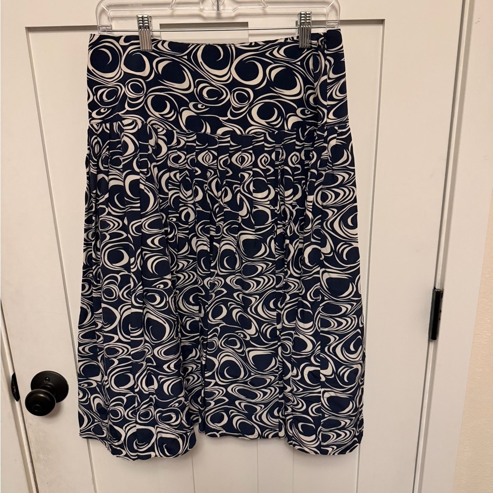 Josephine Chaus 100% silk navy white geometric skirt A-line Size 8 Pleated